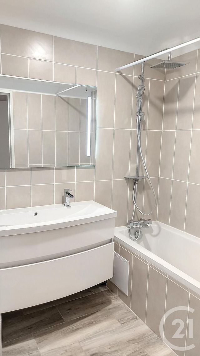 Appartement F4 à louer - 4 pièces - 90.12 m2 - NOISY LE GRAND - 93 - ILE-DE-FRANCE - Century 21 E.F.I.