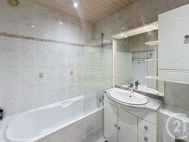 Appartement F2 à vendre - 2 pièces - 42.7 m2 - NOISY LE GRAND - 93 - ILE-DE-FRANCE - Century 21 E.F.I.