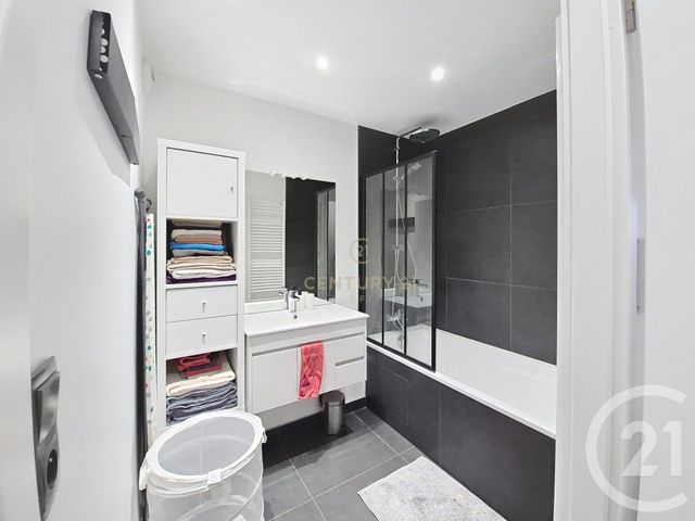 Appartement F2 à louer - 2 pièces - 40.8 m2 - NOISY LE GRAND - 93 - ILE-DE-FRANCE - Century 21 E.F.I.