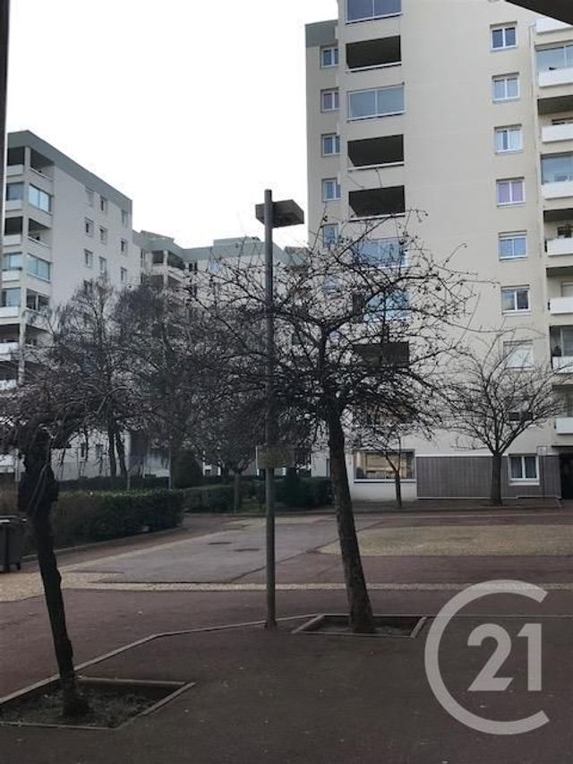Appartement F2 à louer - 2 pièces - 47.79 m2 - NOISY LE GRAND - 93 - ILE-DE-FRANCE - Century 21 E.F.I.