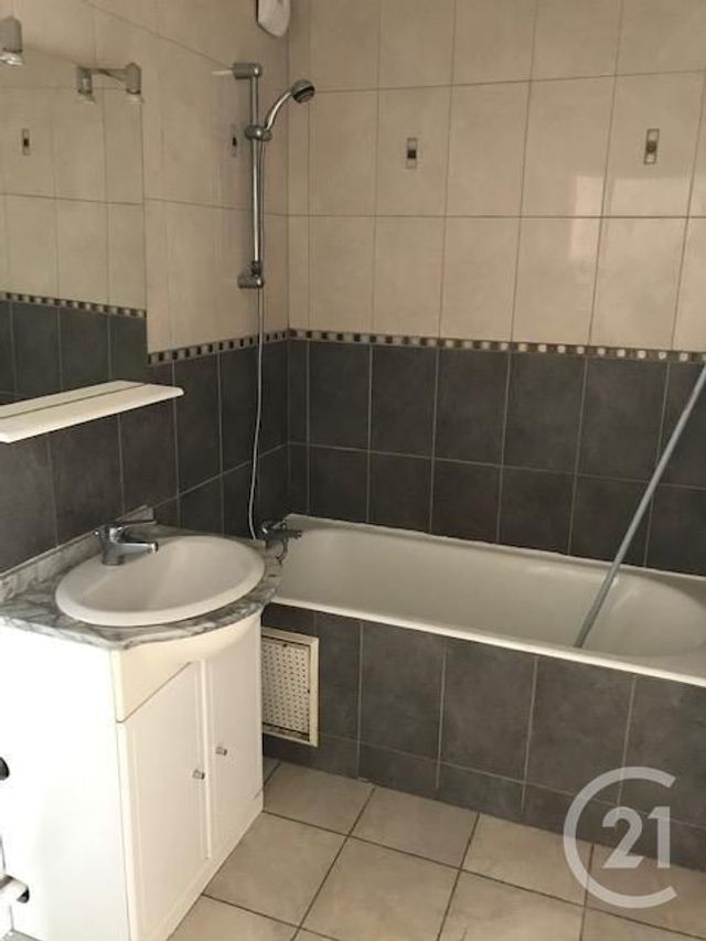 Appartement F2 à louer - 2 pièces - 47.79 m2 - NOISY LE GRAND - 93 - ILE-DE-FRANCE - Century 21 E.F.I.