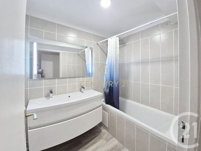 Appartement F4 à louer - 4 pièces - 90.12 m2 - NOISY LE GRAND - 93 - ILE-DE-FRANCE - Century 21 E.F.I.