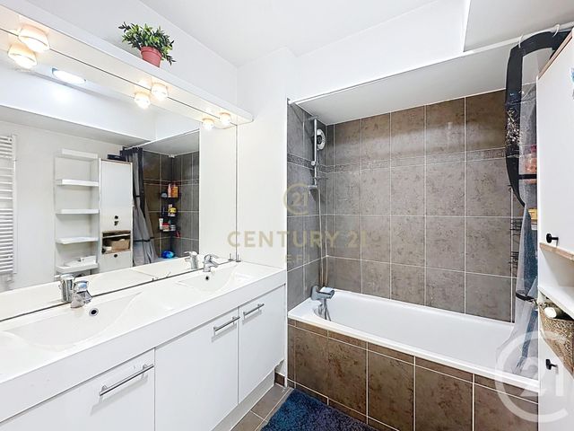 Appartement F3 à vendre - 3 pièces - 58.41 m2 - NEUILLY SUR MARNE - 93 - ILE-DE-FRANCE - Century 21 E.F.I.
