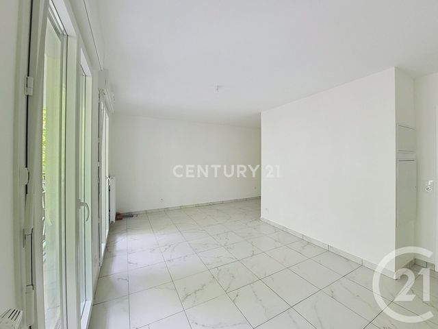 Appartement Studio à louer - 1 pièce - 30.0 m2 - NOISY LE GRAND - 93 - ILE-DE-FRANCE - Century 21 E.F.I.