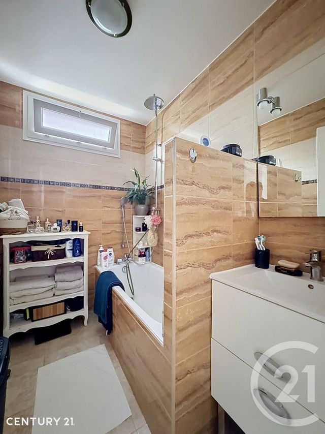 Appartement F3 à vendre - 3 pièces - 66.44 m2 - NOISY LE GRAND - 93 - ILE-DE-FRANCE - Century 21 E.F.I.