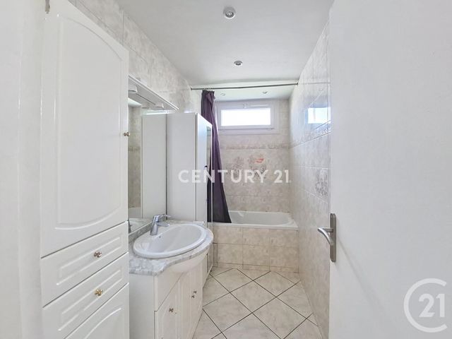 Appartement F3 à louer - 3 pièces - 67.39 m2 - NOISY LE GRAND - 93 - ILE-DE-FRANCE - Century 21 E.F.I.