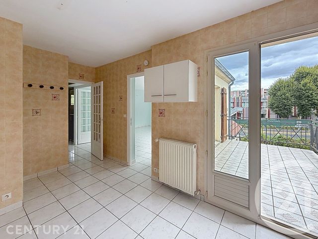 Appartement F3 à louer - 3 pièces - 64.16 m2 - NOISY LE GRAND - 93 - ILE-DE-FRANCE - Century 21 E.F.I.
