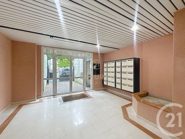 Appartement F2 à louer - 2 pièces - 40.0 m2 - NOISY LE GRAND - 93 - ILE-DE-FRANCE - Century 21 E.F.I.