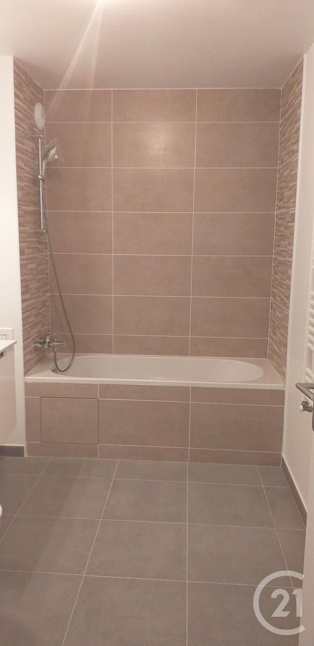 Appartement F2 à louer - 2 pièces - 45.32 m2 - NOISY LE GRAND - 93 - ILE-DE-FRANCE - Century 21 E.F.I.